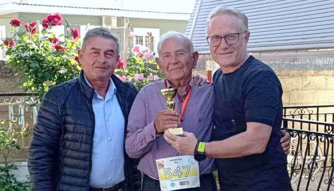 Βραβείο στον 90χρονο αθλητή Αθανάσιο Ζήσαρο για τη συμμετοχή του στον αγώνα Tsaritsani Trails
